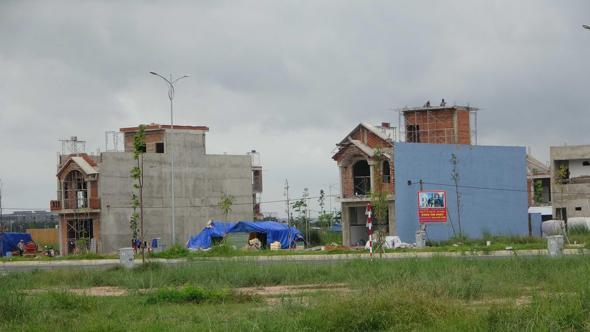 Hàng loạt nhà cao tầng đang mọc lên tại dự án tái định cư sân bay Long Thành - Khu TĐC Lộc An - Bình Sơn.