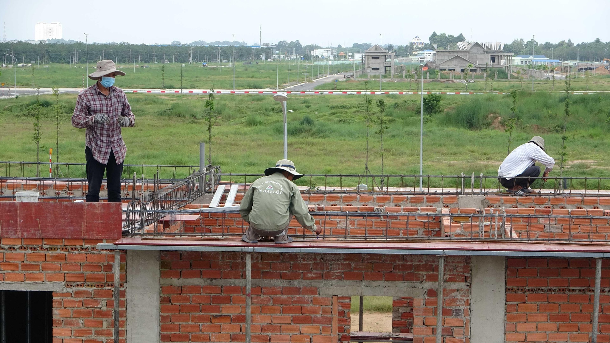 Một công trình dân sinh đang được khẩn trương xây dựng trong khu TĐC Lộc An - Bình Sơn.