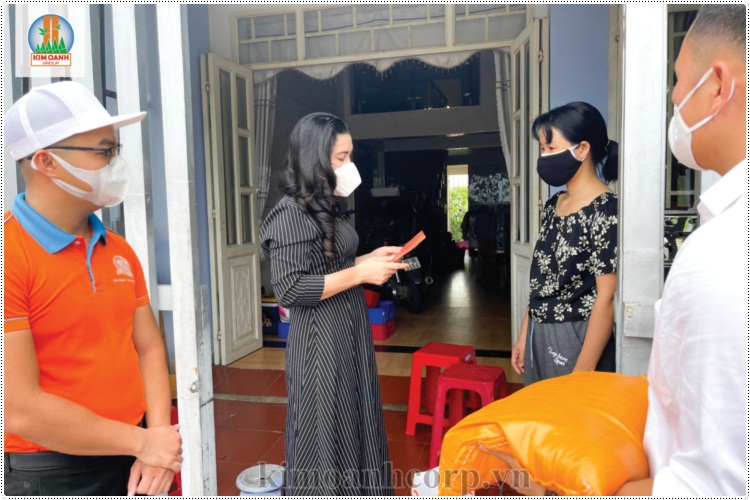 Chủ tịch HĐQT Kim Oanh Group -  Bà Đặng Thị Kim Oanh đến thăm và tặng quà cho cư dân tại Dự án Golden Center City 2