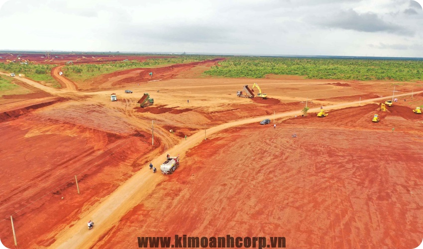 Trong giai đoạn 1, trên diện tích 1.810 ha, Sân Bay Long Thành được đầu tư xây dựng 1 đường băng, 1 nhà ga hành khách cùng các hạng mục phụ trợ đồng bộ với công suất 25 triệu hành khách/năm, 1,2 triệu tấn hàng hóa/năm.