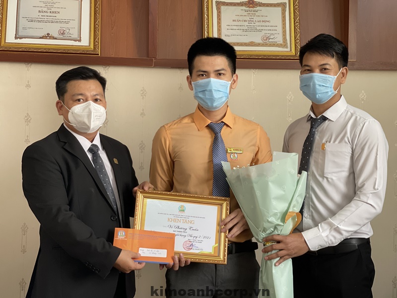 Ông Phạm Ngọc Phước Đức (GĐCN) và Anh Cao Như Thế (Trưởng Phòng Phòng Kinh Doanh 3) trao bằng khen và giải thưởng cho Anh Võ Phương Tuấn.