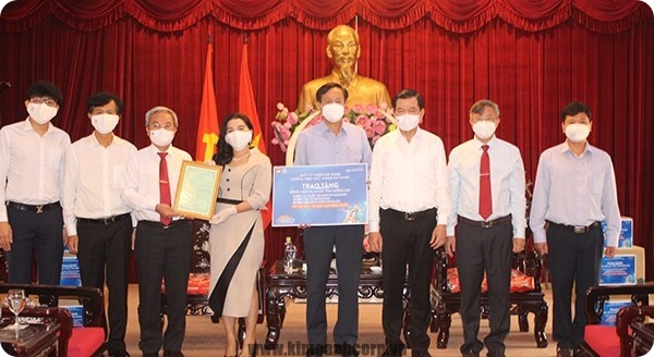 Bí Thư và Chủ tịch tỉnh Đồng Nai tiếp nhận thuốc phòng, chống dịch và trao thư cảm ơn cho Kim Oanh Group  