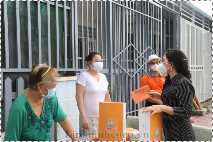 Bà Đặng Thị Kim Oanh ( bìa phải) Chủ Tịch Quỹ từ thiện Kim Oanh trao quà chương trình Triệu túi an sinh tại Thị xã Bến Cát, tỉnh Bình Dương.