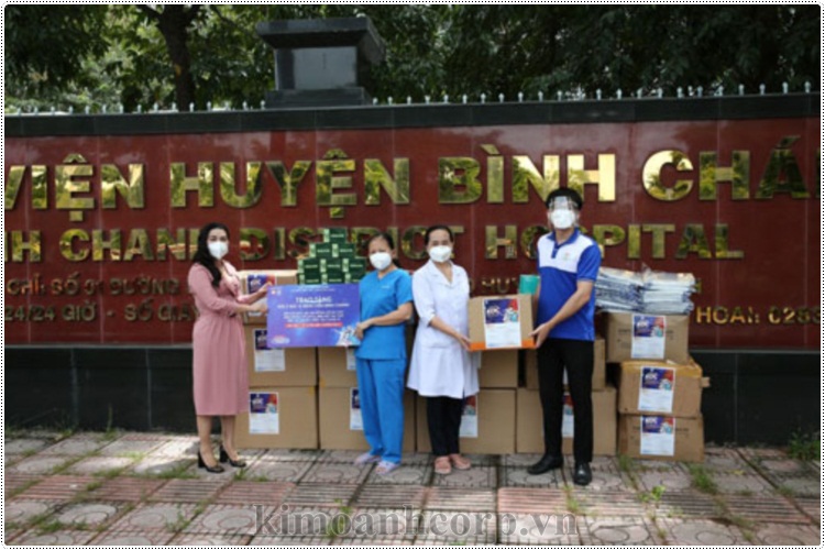 Chủ tịch Quỹ Từ thiện Kim Oanh Group -Bà Đặng Thị Kim Oanh (bìa trái) - trao tặng thuốc và thiết bị y tế cho Bệnh viện huyện Bình Chánh.