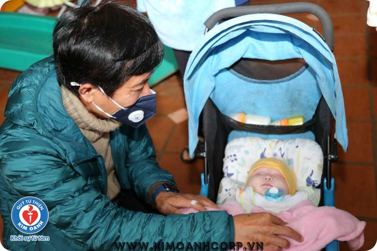 Nhà báo Đức Liên - Chủ tịch danh dự Quỹ Từ thiện Kim Oanh xúc động khi trông thấy các con được các Ma Soeur chăm sóc tốt.