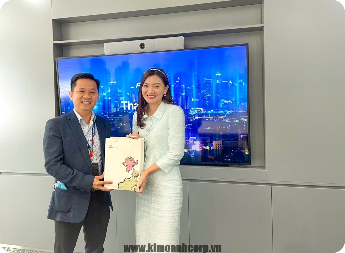 Ông Ngô Minh Trí, Phó chủ tịch FPT Software, trao quà lưu niệm cho bà Nguyễn Ngọc Ánh, Phó tổng giám đốc Kim Oanh Group.