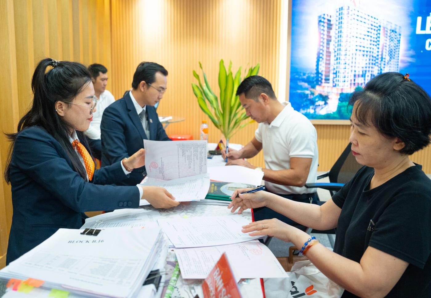 Khách hàng hoàn tất các thủ tục nhận sổ hồng căn hộ tại trụ sở Kim Oanh Group.