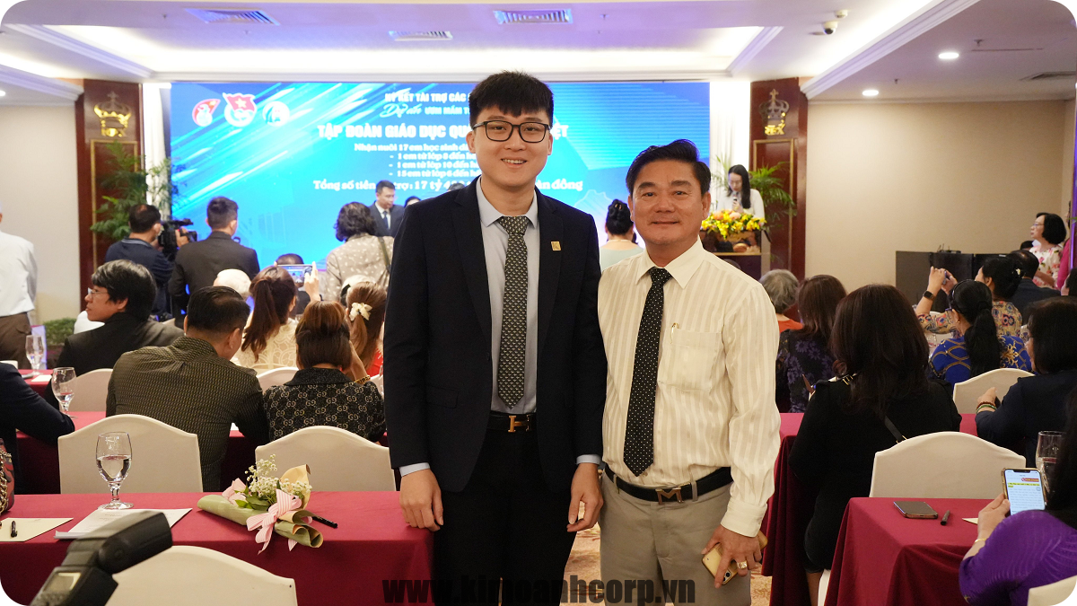 Ông Nguyễn Phú Đức - Giám đốc Quỹ Từ thiện Kim Oanh Group cùng ông Nguyễn Thuận tại chương trình