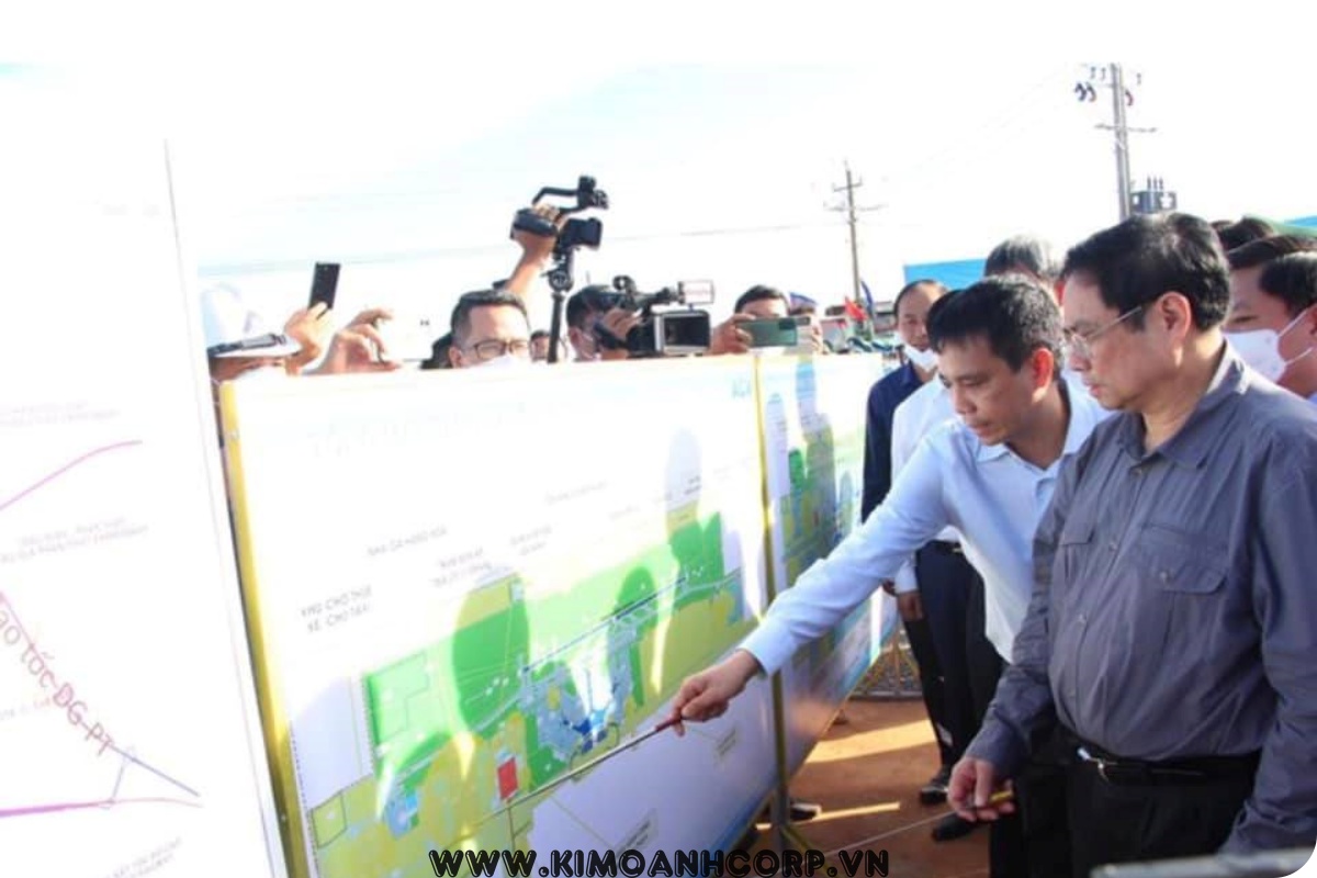 Thủ tướng Phạm Minh Chính nghe đơn vị thi công dự án Sân Bay QT Long Thành báo cáo về tổng thể quy hoạch, tiến độ thi công các hạng mục.