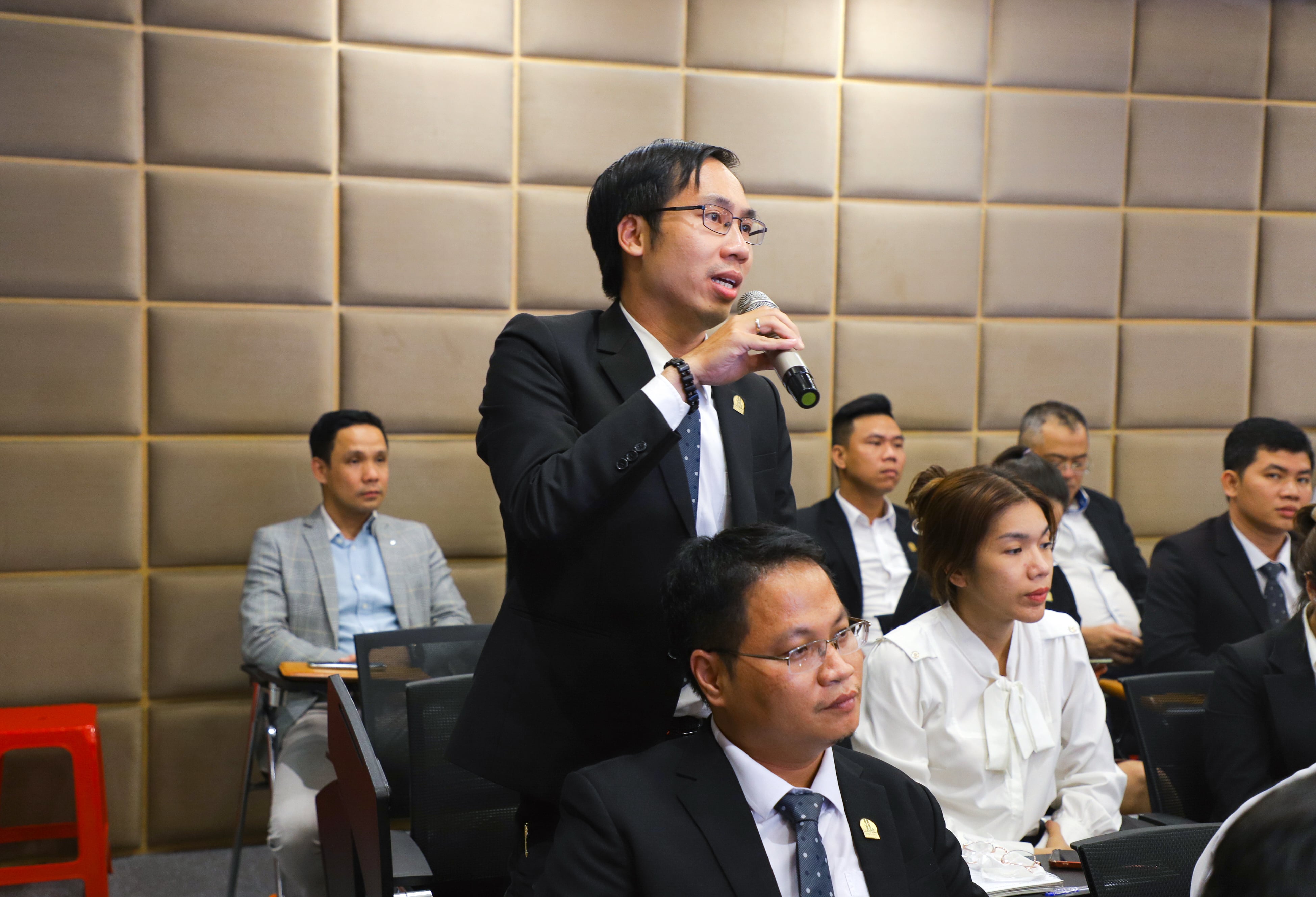 Ông Vũ Viết Tùng - Trưởng Phòng Kế hoạch Tổng hợp Tập đoàn đặt câu hỏi tại sự kiện. 