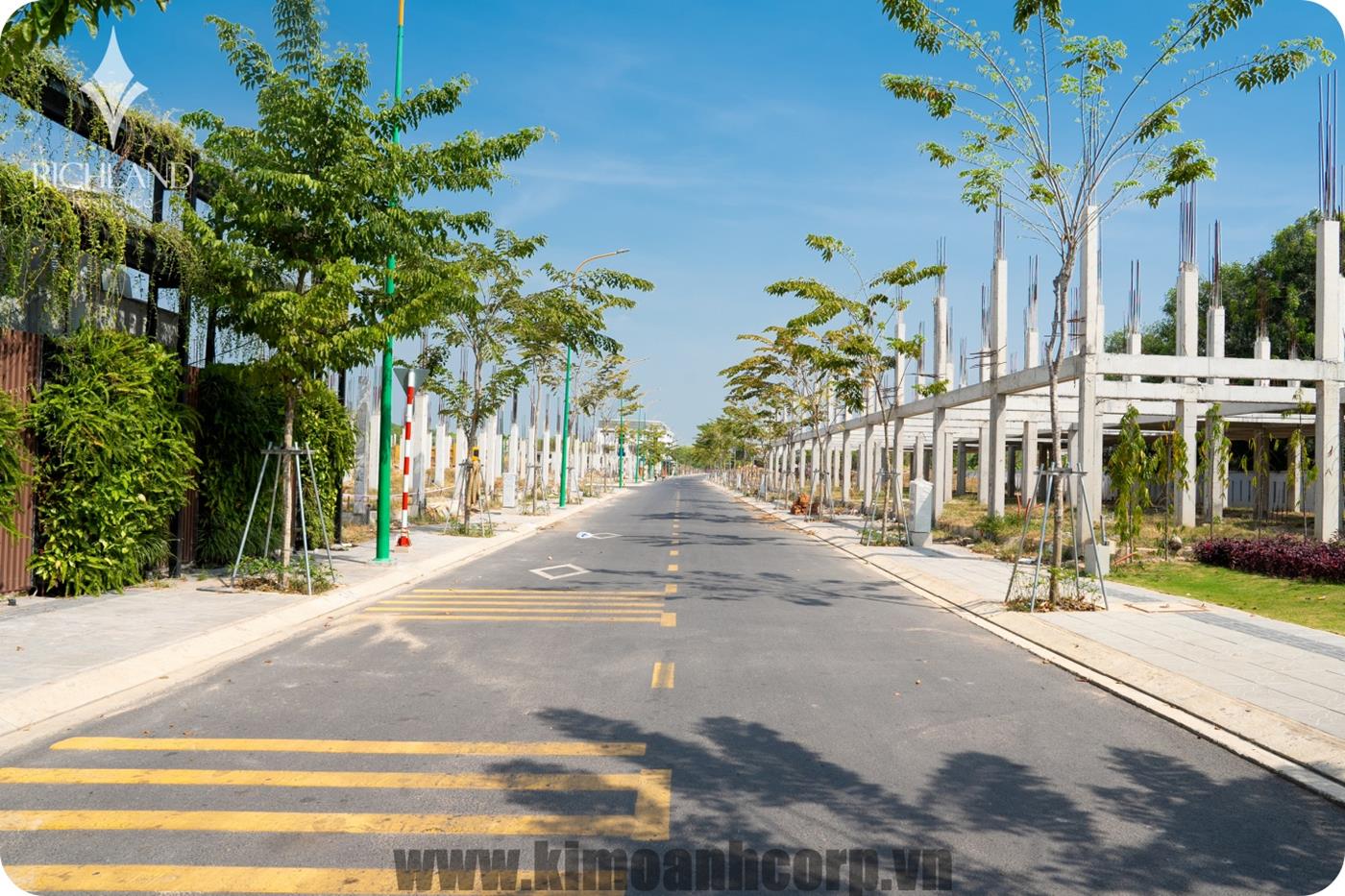 Trục đường chính của dự án được xây dựng chỉn chu, trải nhựa và phủ nhiều cây xanh hứa hẹn mang đến không gian sống trong lành cho các cư dân tương lai.
