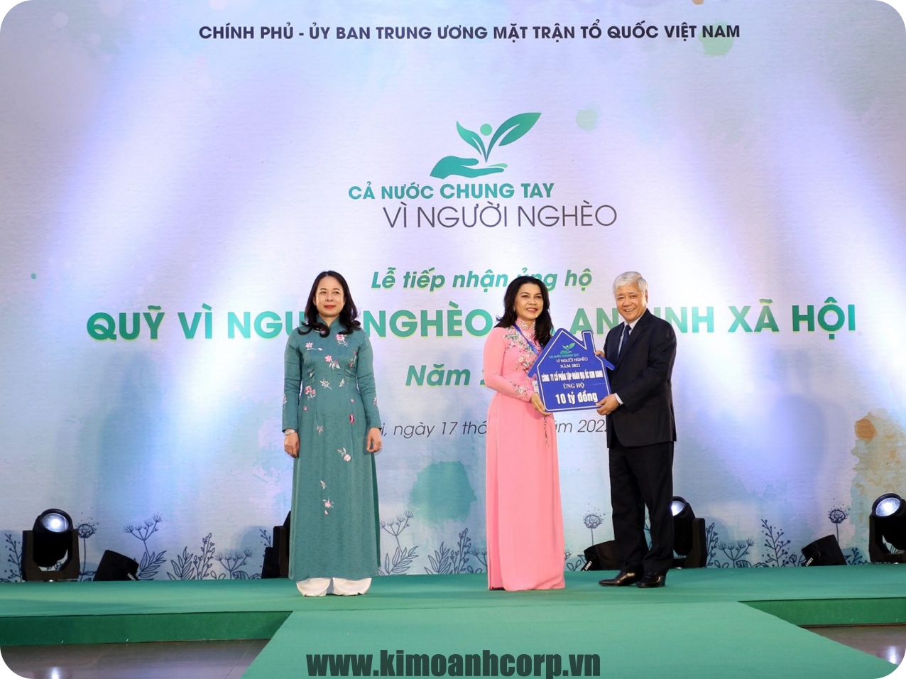 Ông Đỗ Văn Chiến Chủ tịch UB Trung ương MTTQ Việt Nam đại diện nhận bảng tượng trưng 10 tỷ đồng từ Quỹ Từ thiện Kim Oanh đóng góp.