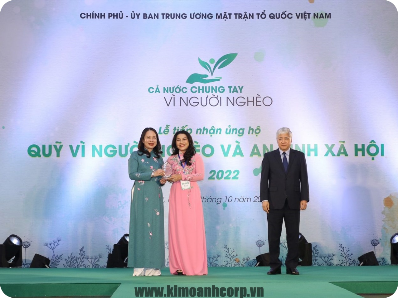 Phó chủ tịch nước Võ Thị Ánh Xuân trao kỷ niệm chương thay lời cảm ơn đến doanh nghiệp.
