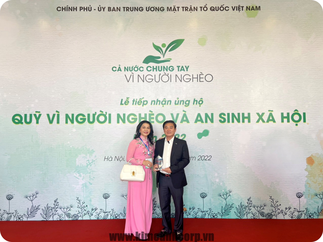Bà Kim Oanh cùng ông Nguyễn Thuận chụp hình lưu niệm tại chương trình.