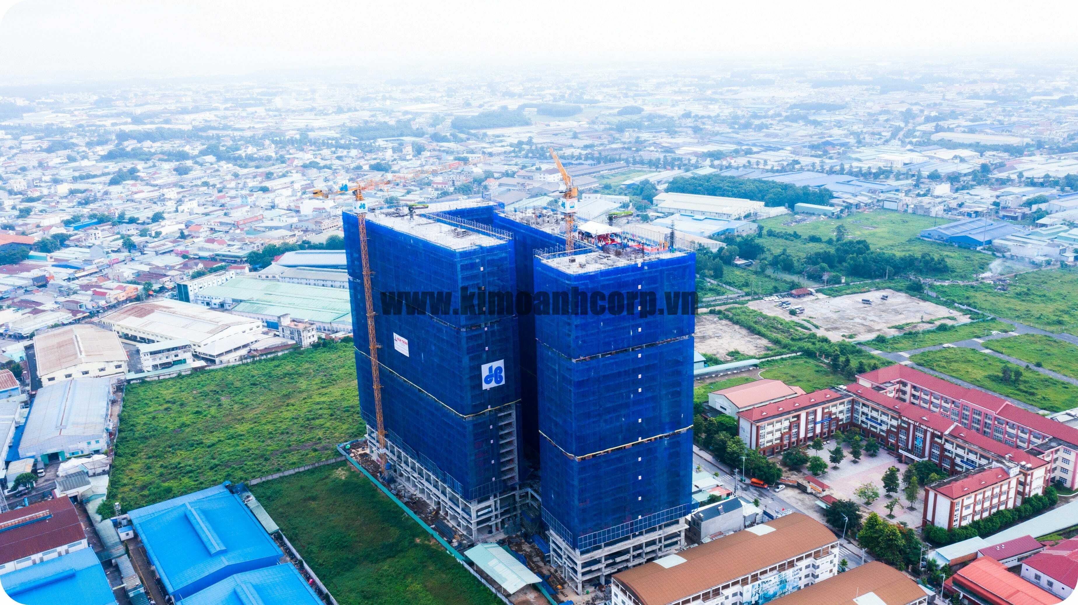 Tập Đoàn Xây Dựng Hòa Bình là tổng thầu của Căn Hộ Legacy Central, một trong những Tập Đoàn lớn về xây dựng của cả nước và Legacy Central đã được cất nóc theo đúng dự kiến.