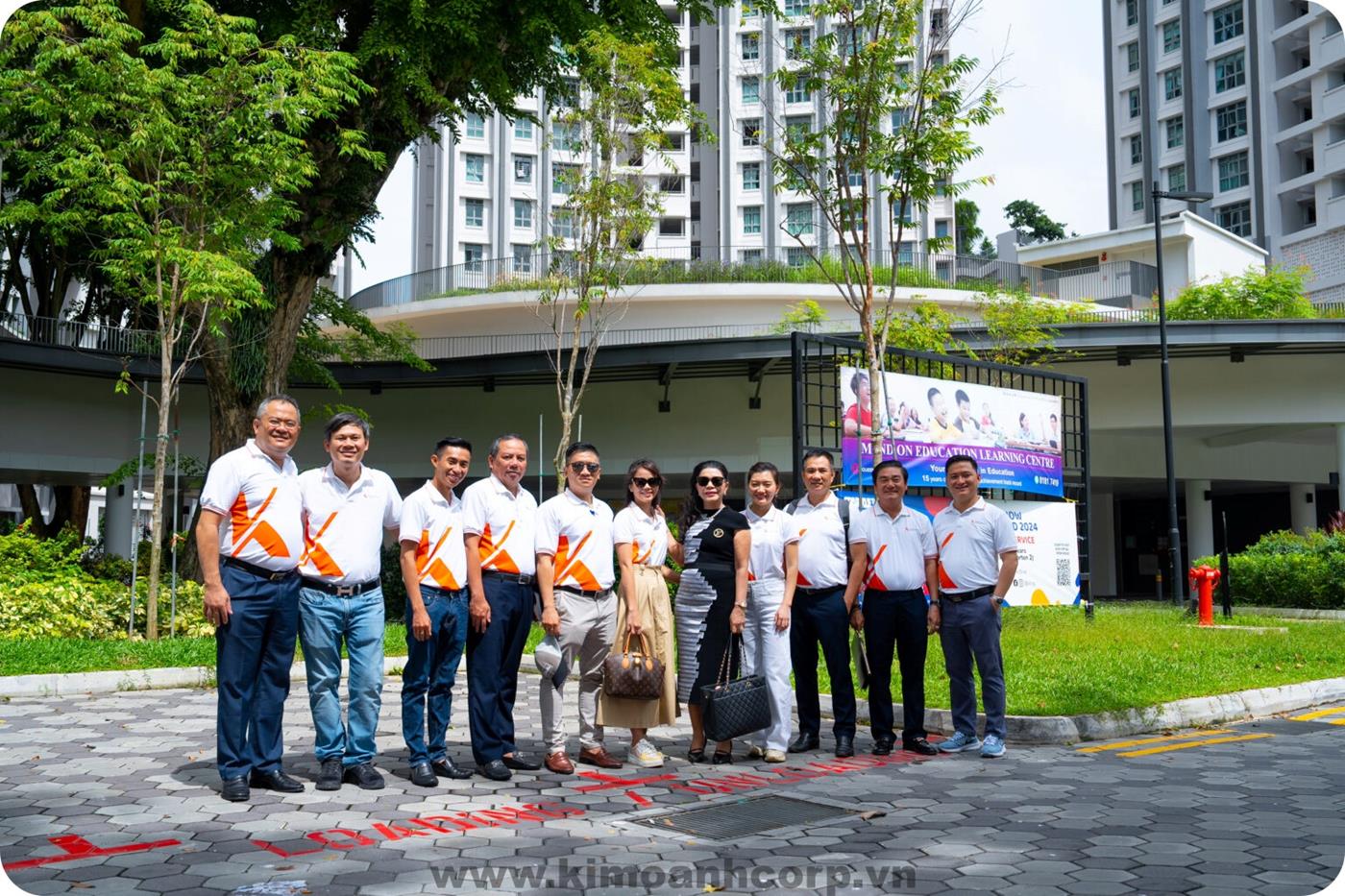 Đoàn công tác Kim Oanh Group chụp ảnh lưu niệm sau khi tham quan một dự án nhà ở xã hội của Tập đoàn Surbana Jurong