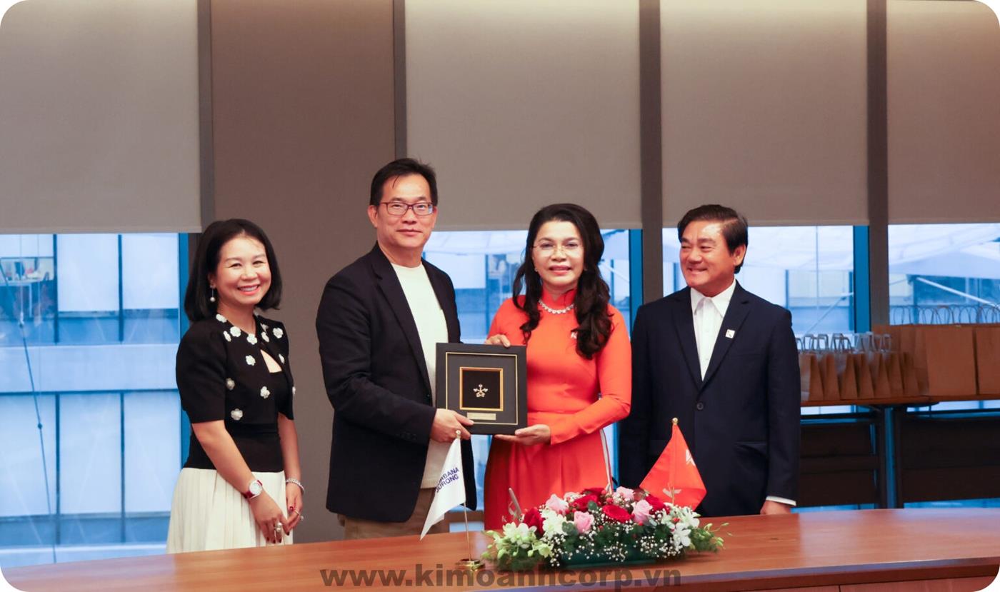 Lãnh đạo Tập đoàn Surbana Jurong tặng quà lưu niệm đến lãnh đạo Kim Oanh Group thay cho lời chúc mừng và cam kết hợp tác thành công