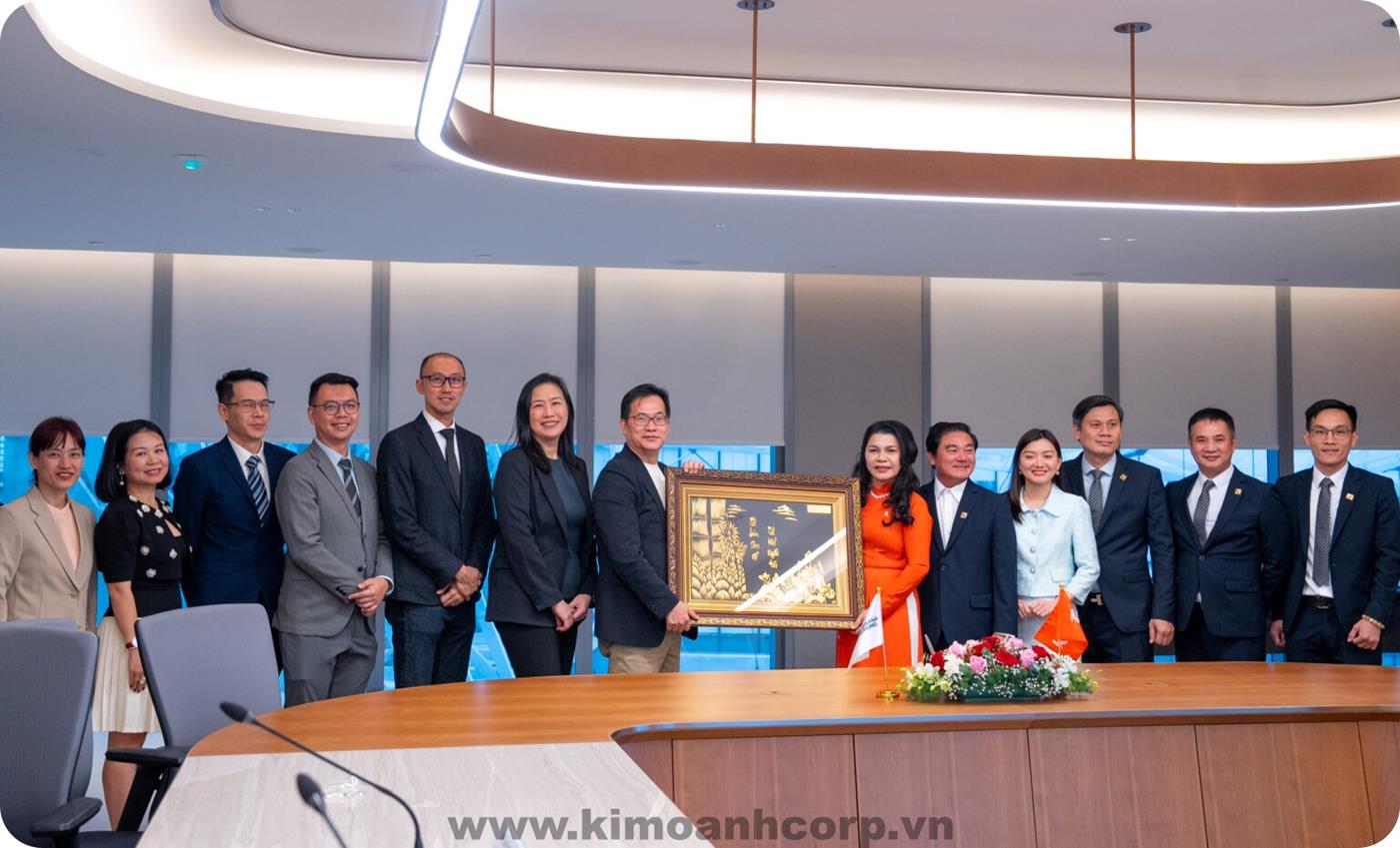 Ban lãnh đạo Kim Oanh Group trao tặng Tập đoàn Surbana Jurong bức tranh “Từ bùn sen nở – Từ khổ người tài”