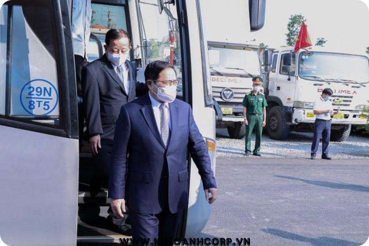 Thủ tướng Phạm Minh Chính và các đại biểu đến dự lễ khởi công dự án KCN Việt Nam-Singapore III bằng xe buýt.