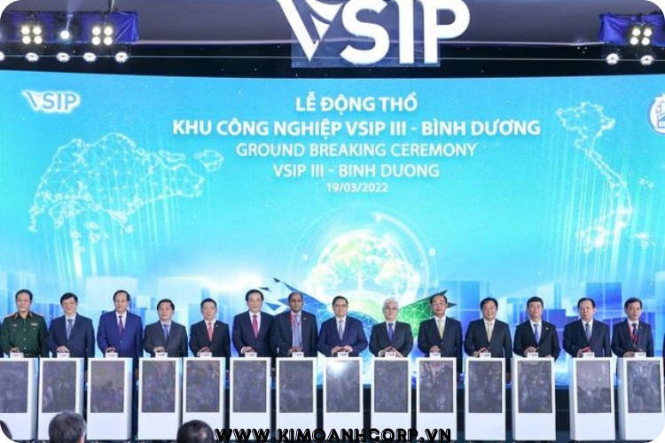 Thủ tướng và các đại biểu thực hiện nghi lễ động thổ Khu công nghiệp VSIP III - Bình Dương.