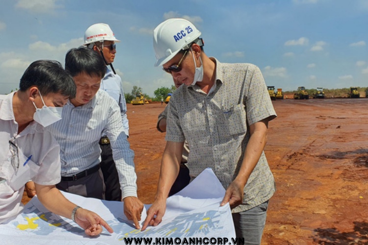 Đại diện phía Đồng Nai xác định vị trí đất để giao cho chủ đầu tư dự án.