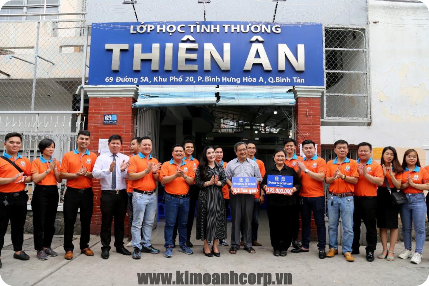 Bà Đặng Thị Kim Oanh – Chủ tịch HĐQT Kim Oanh Group đến thăm lớp học Thiên Ân và hỗ trợ gần 400 triệu đồng hồi năm 2021