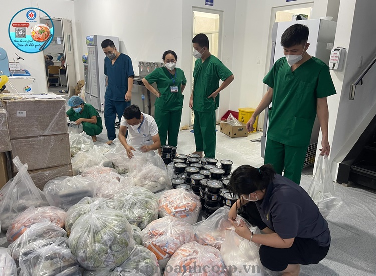 Quỹ từ thiên Kim Oanh hỗ trợ hơn 1.000 phần bún bò đến Bệnh Viện Dã Chiến Bình Dương.