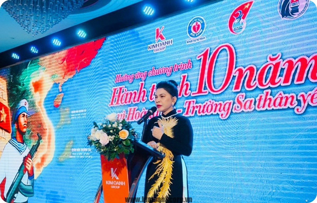 Bà Đặng Thị Kim Oanh - Chủ tịch HĐQT Tập Đoàn Địa Ốc Kim Oanh - phát động chiến dịch nuôi heo đất ủng hộ chiến sĩ Hoàng Sa - Trường Sa.