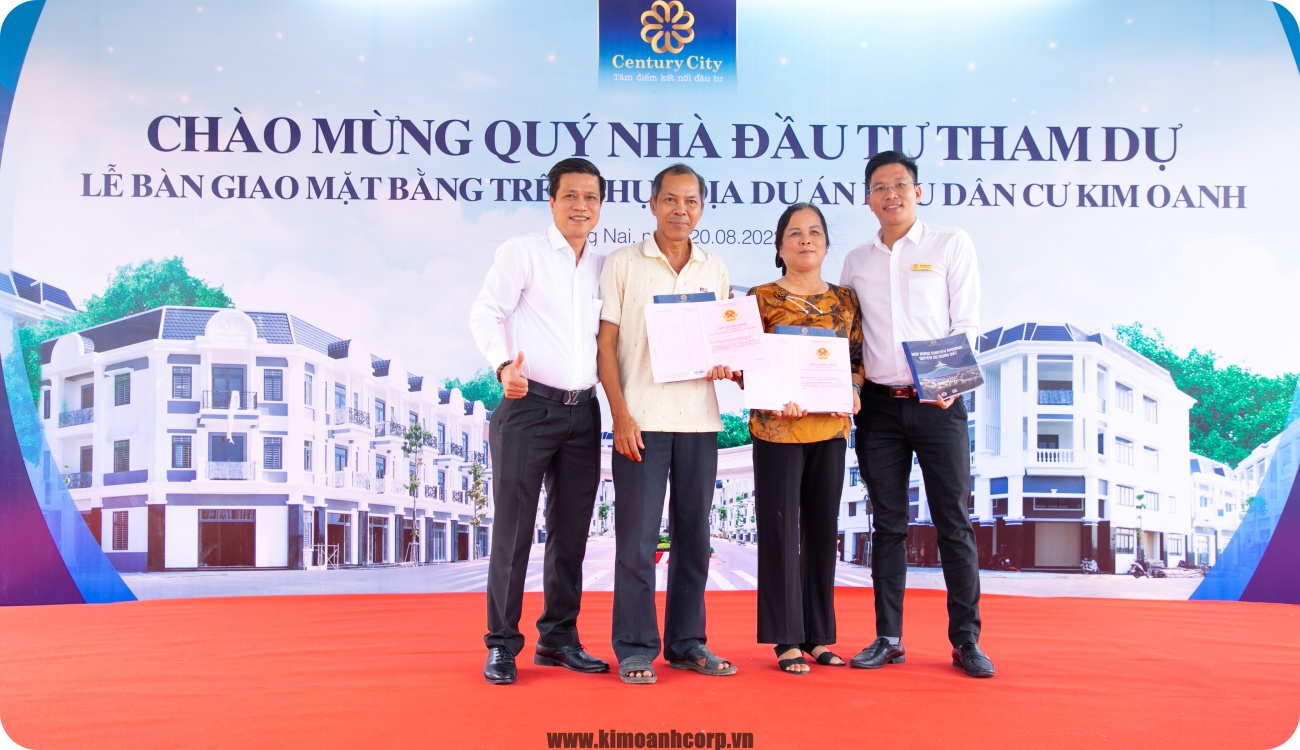Ông Tô Duy Chinh (trái) – Giám đốc Khối Kinh doanh Kim Oanh Group - bàn giao chụp hình lưu niệm cùng khách hàng tại lễ bàn giao sản phẩm Century City.