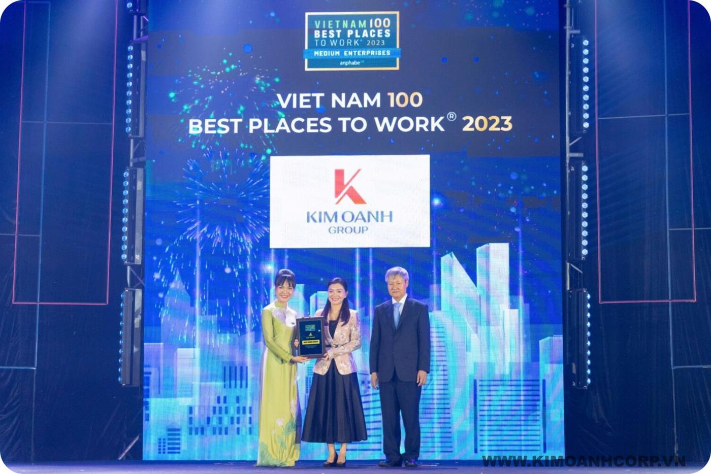 Bà Nguyễn Ngọc Ánh (giữa) – Phó Chủ tịch HĐQT Kim Oanh Group nhận giải Top 100 nơi làm việc tốt nhất Việt Nam