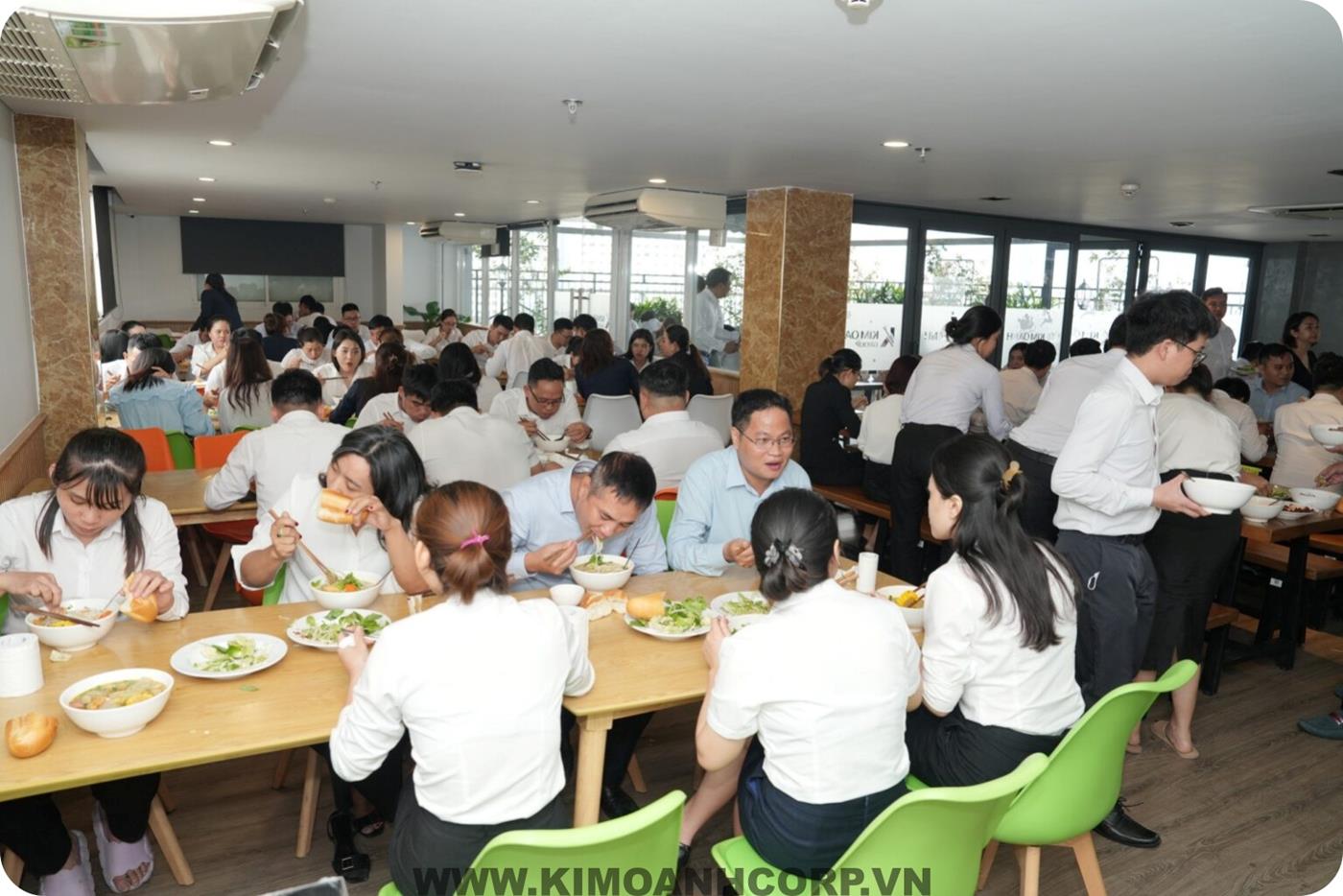 Một bữa trưa mang không khí gia đình do đích thân bà Đặng Thị Kim Oanh – Chủ tịch HĐQT, Tổng Giám đốc Tập đoàn chuẩn bị cho lãnh đạo và nhân viên