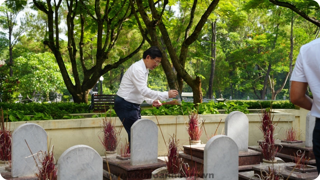 Ông Nguyễn Hữu Dũng – Phó Chủ tịch Uỷ ban Trung ương MTTQ Việt Nam thắp hương tại các phần mộ Liệt sĩ