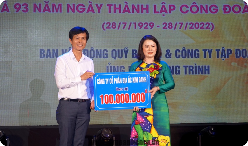 Bà Nguyễn Thị Giáng Hương, Chủ tịch UBND Huyện Nhơn Trạch tiếp nhận biểu trưng 100 triệu từ Công Ty Cổ Phần Tập Đoàn Địa ốc Kim Oanh.