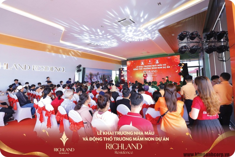 Đông đảo khách hàng tham dự sự kiện khai trương nhà mẫu và động thổ trường mầm non dự án Richland Residence của Kim Oanh Group.​​​​​​​