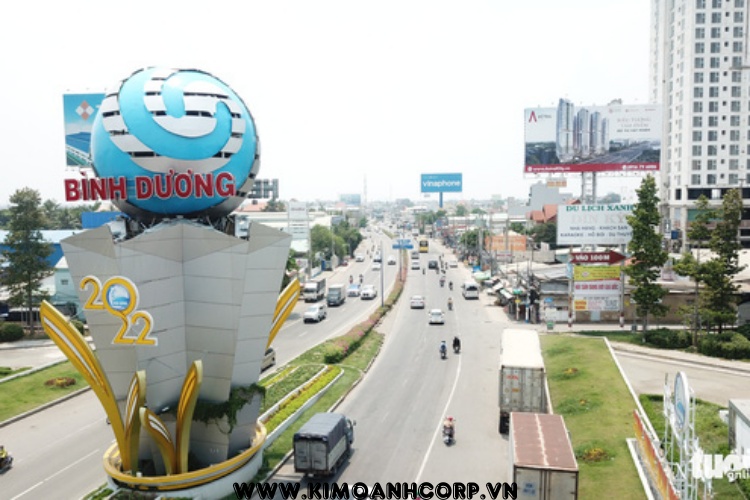 Quốc lộ 13 là tuyến đường huyết mạch nối các khu công nghiệp của Bình Dương, Bình Phước với TP.HCM.