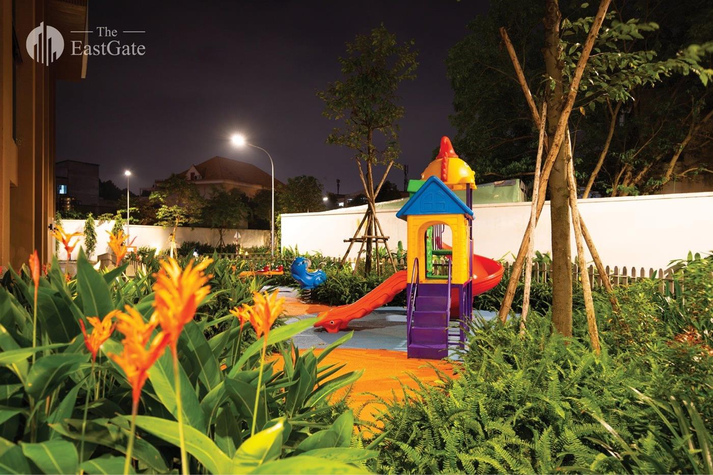 Một góc công viên được kết hợp làm không gian vui chơi cho trẻ em.