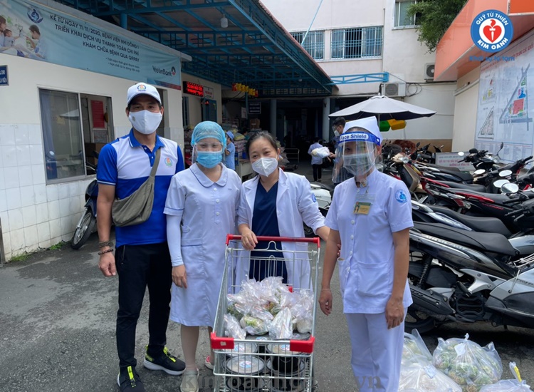 Quỹ Từ Thiện Kim Oanh hỗ trợ các phần Bún Bò Huế cho đội ngũ y bác sĩ Bệnh Viện Nhi Đồng 1.