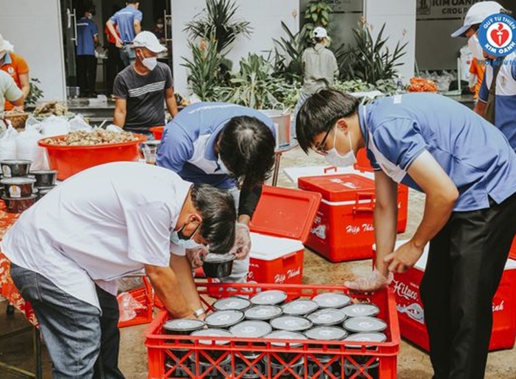 Cán bộ nhân viên Quỹ từ thiện Kim Oanh sắp xếp vận chuyển các phần Bún Bò Huế đến các điểm nóng chống dịch trên địa bàn Bình Dương và TP.HCM.