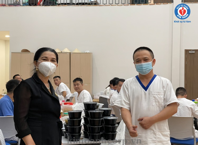 Trực tiếp đến bệnh viện dã chiến tỉnh Bình Dương, bà Đặng Thị Kim oanh trao những phần bún bò huế do tự tay mình chế biến và gửi lời cảm ơn các y bác sĩ bệnh viện Đại học Y Hà Nội đã hỗ trợ tỉnh Bình Dương chống dịch Covid-19.