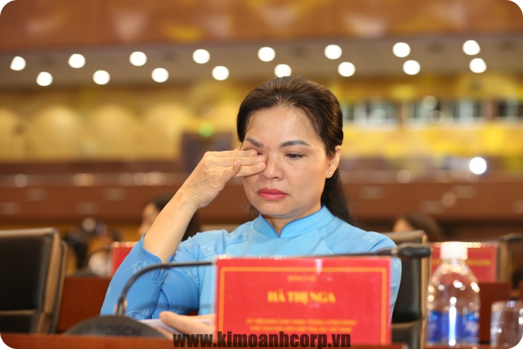 Chủ tịch Hội LHPN Việt Nam Hà Thị Nga xúc động sau khi xem phóng sự về các trẻ mồ côi...
