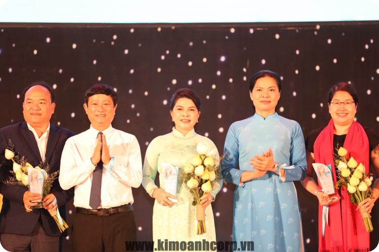 Bà Đặng Thị Kim Oanh rạng ngời nhận biểu trưng tri ân, vinh danh các cá nhân, tổ chức,...
