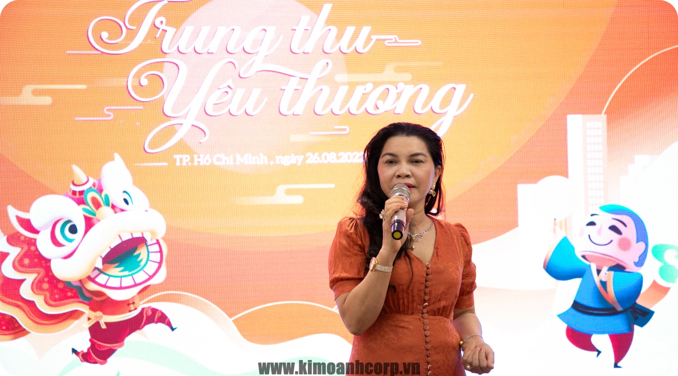 Bà Đặng Thị Kim Oanh – Chủ tịch HĐQT, Tổng Giám đốc Kim Oanh Group chia sẻ với CBNV.