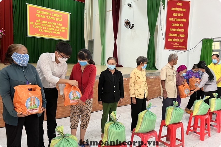 Ông Nguyễn Phú Đức - Giám đốc Quỹ Từ thiện Kim Oanh tặng quà người dân xã Phước Sang, huyện Phú Giáo, tỉnh Bình Dương.