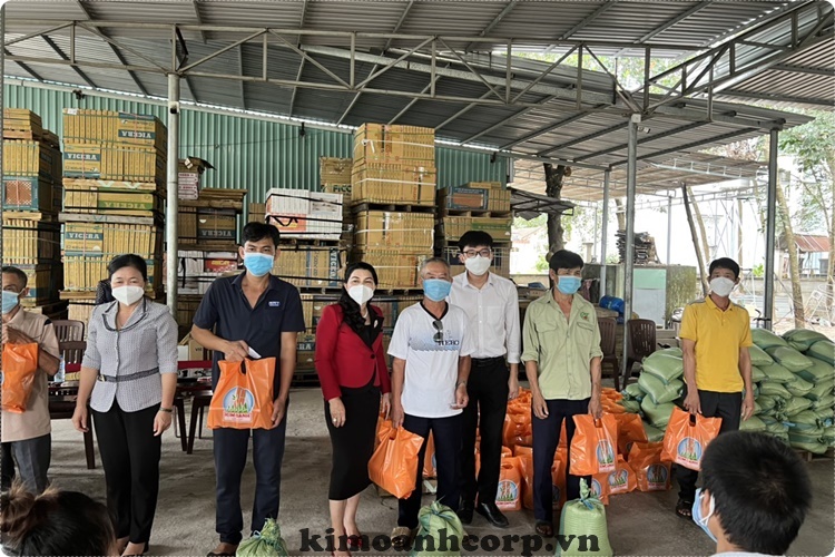 Bà Đặng Thị Kim Oanh trao tặng 1.000 phần quà gửi tặng người khó khăn huyện Bàu Bàng.