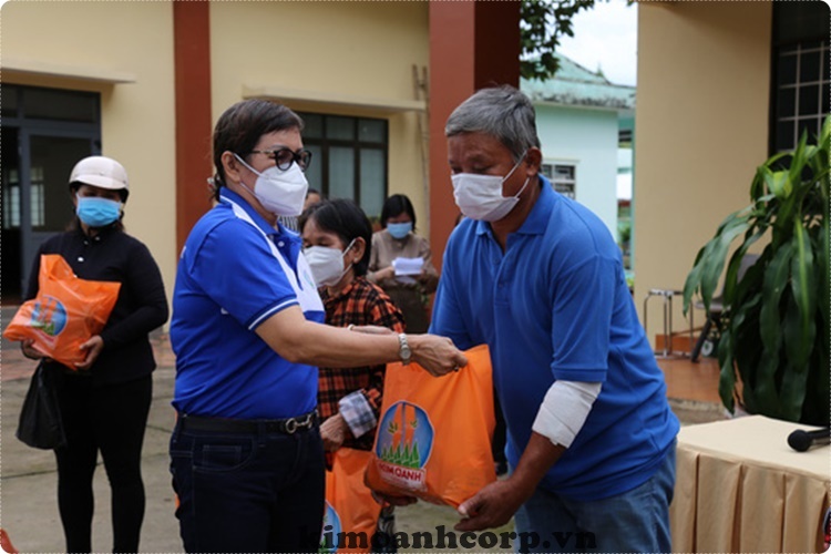 Bà Mai Thị Dung - Chủ tịch danh dự Quỹ Từ thiện Kim Oanh Group trao quà hỗ trợ người nghèo.