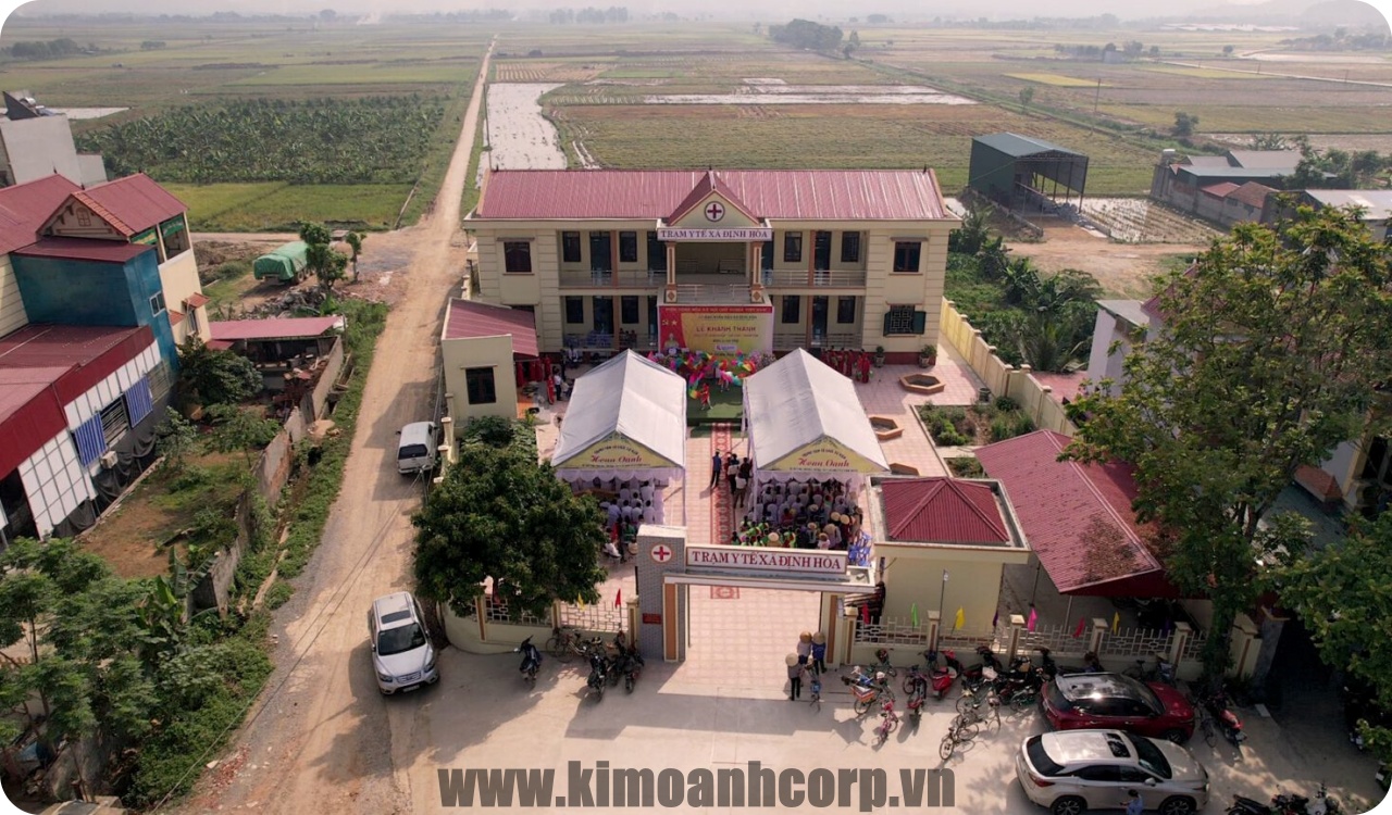 Trạm y tế xã Định Hoà nằm ở vị trí trung tâm xã thuận lợi với giao thông, phù hợp cho việc khám chữa bệnh cho người dân nơi đây