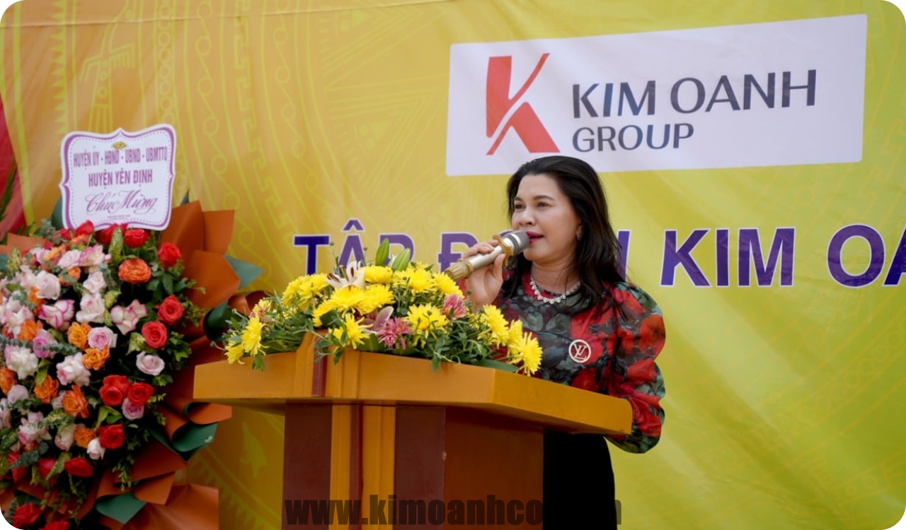 Bà Đặng Thị Kim Oanh – Chủ tịch HĐQT Kim Oanh Group, Chủ tịch HĐQL Quỹ Từ thiện Kim Oanh phát biểu tại chương trình