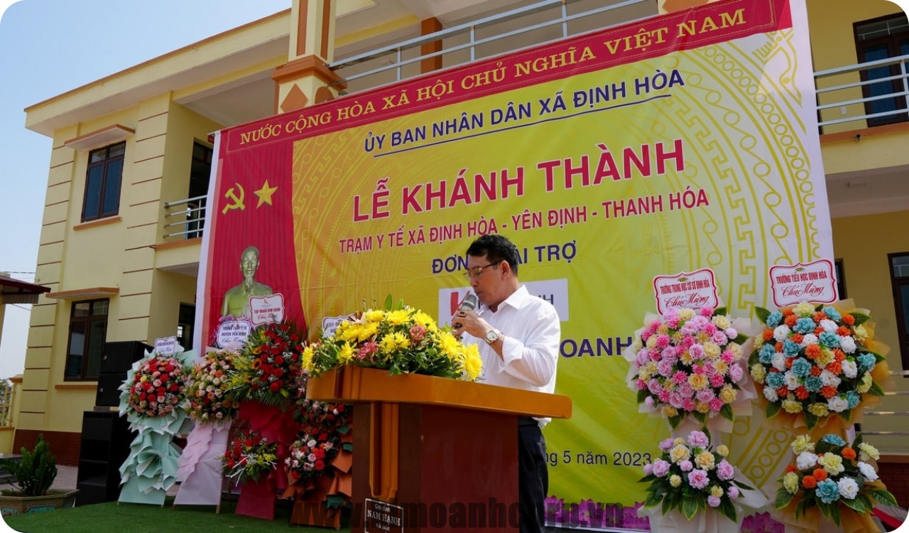 Chủ tịch xã Định Hoà thay mặt bà con nhân dân gửi lời cảm ơn đến các đơn vị hỗ trợ, đặc biệt là Quỹ Từ thiện Kim Oanh đã tài trợ 5,5 tỷ đồng, giúp địa phương có kinh phí xây mới Trạm y tế