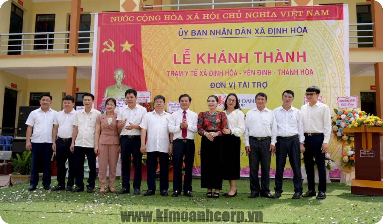 Lãnh đạo Kim Oanh Group cùng cán bộ địa phương xã Định Hòa chụp ảnh lưu niệm trong ngày vui khánh thành Trạm y tế