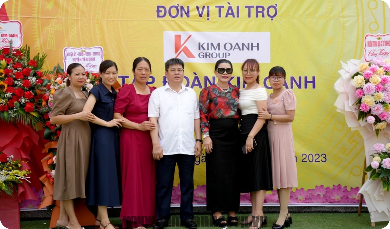 Các cán bộ Trạm Y tế cùng bà Kim Oanh lưu lại khoảnh khắc trong ngày khánh thành